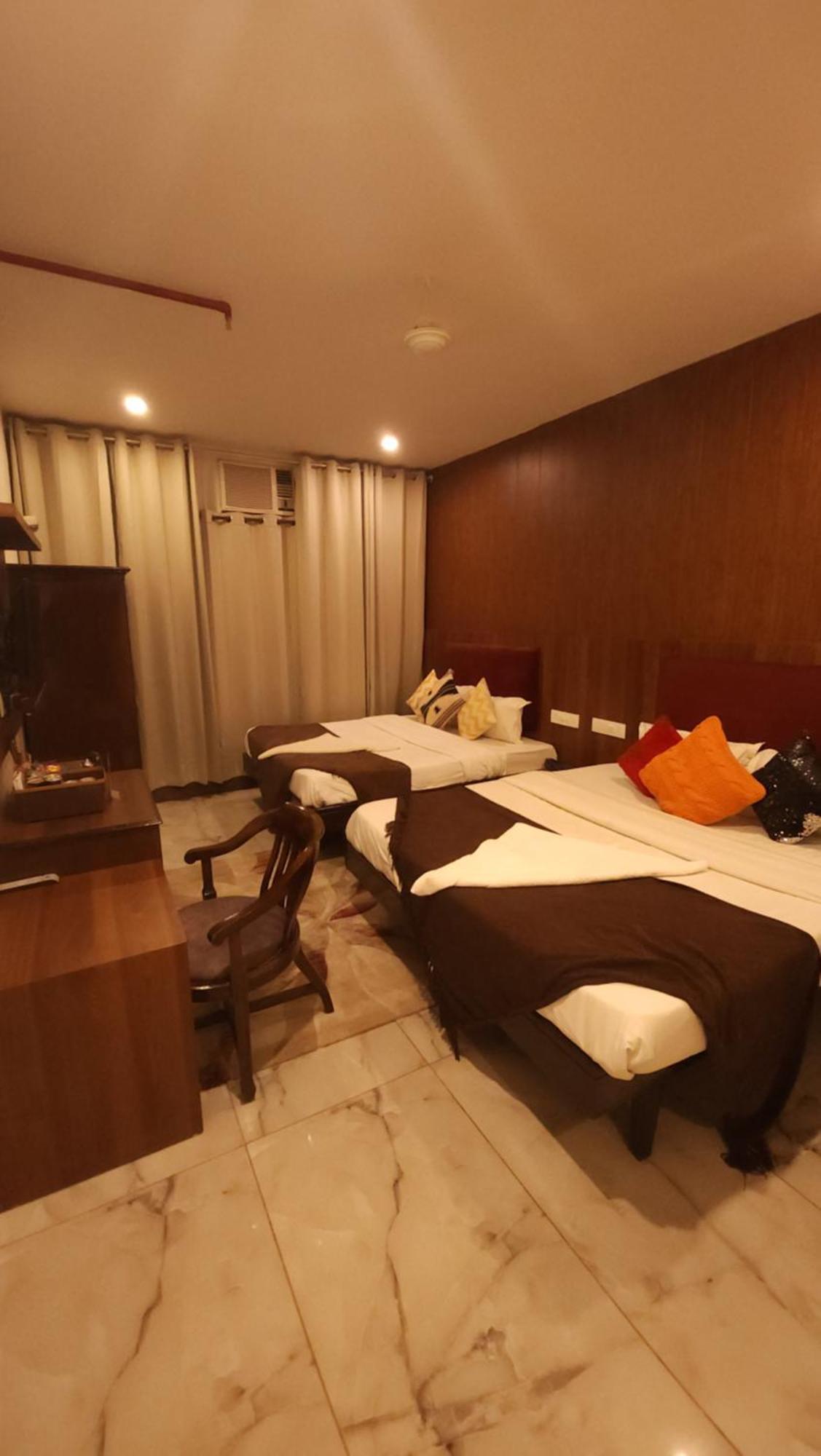 Hotel Vrs Inns จัณฑีครห์ ภายนอก รูปภาพ