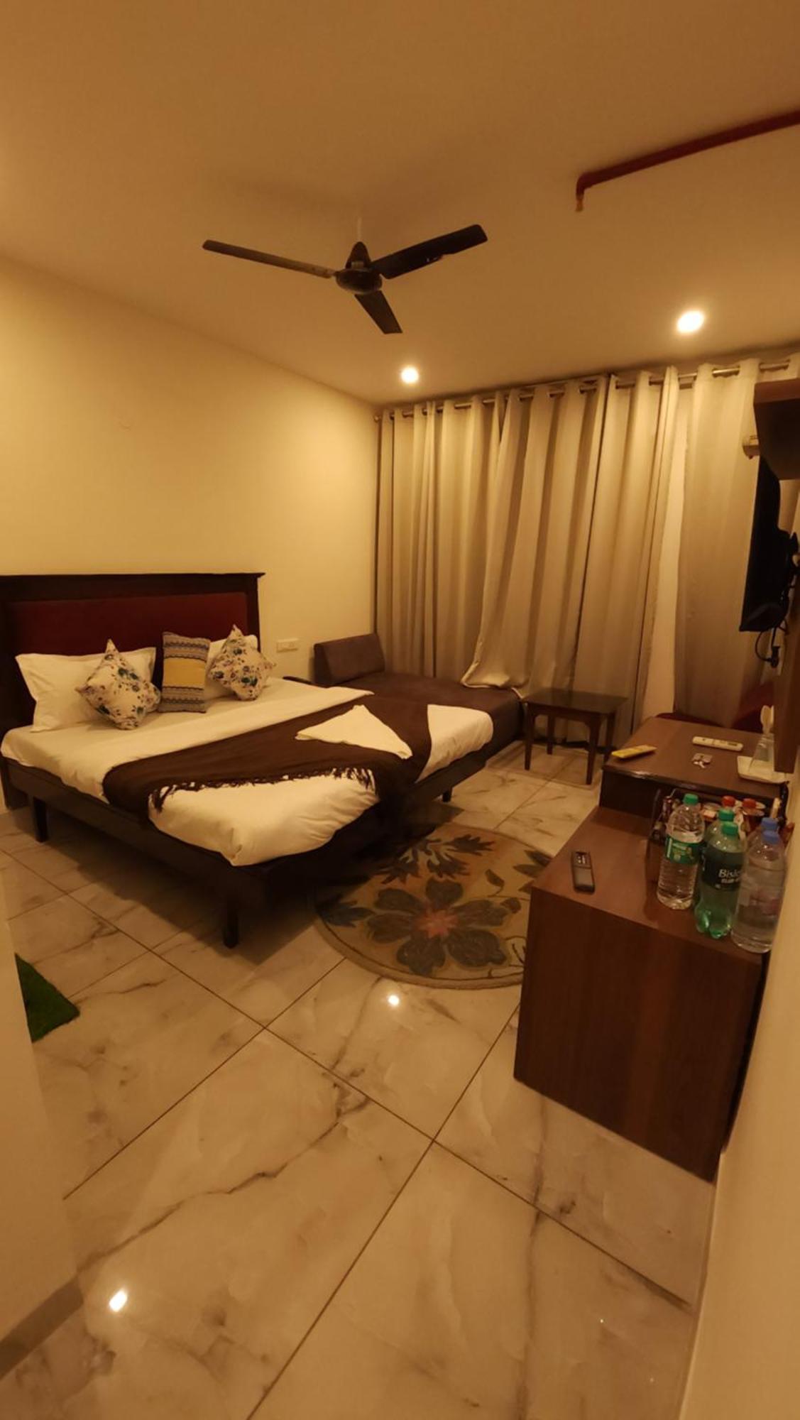Hotel Vrs Inns จัณฑีครห์ ภายนอก รูปภาพ