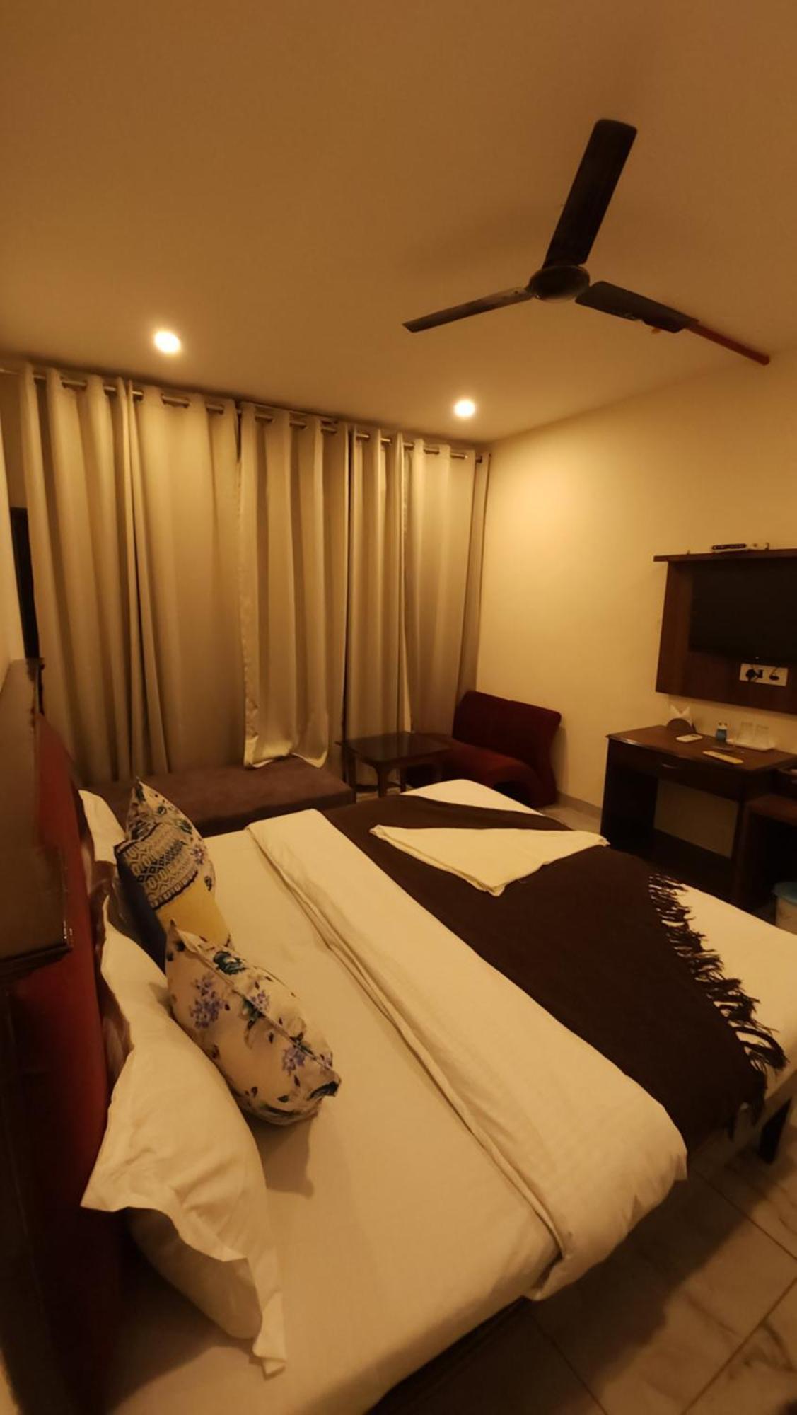 Hotel Vrs Inns จัณฑีครห์ ภายนอก รูปภาพ