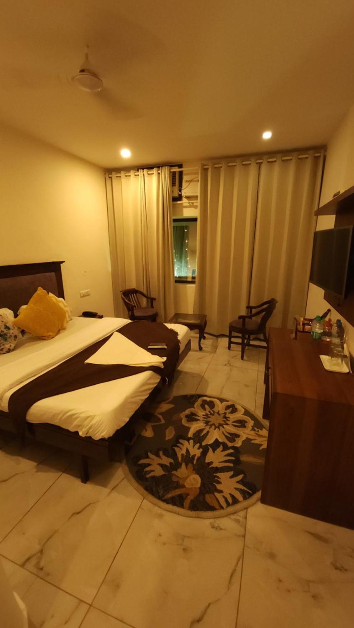 Hotel Vrs Inns จัณฑีครห์ ภายนอก รูปภาพ