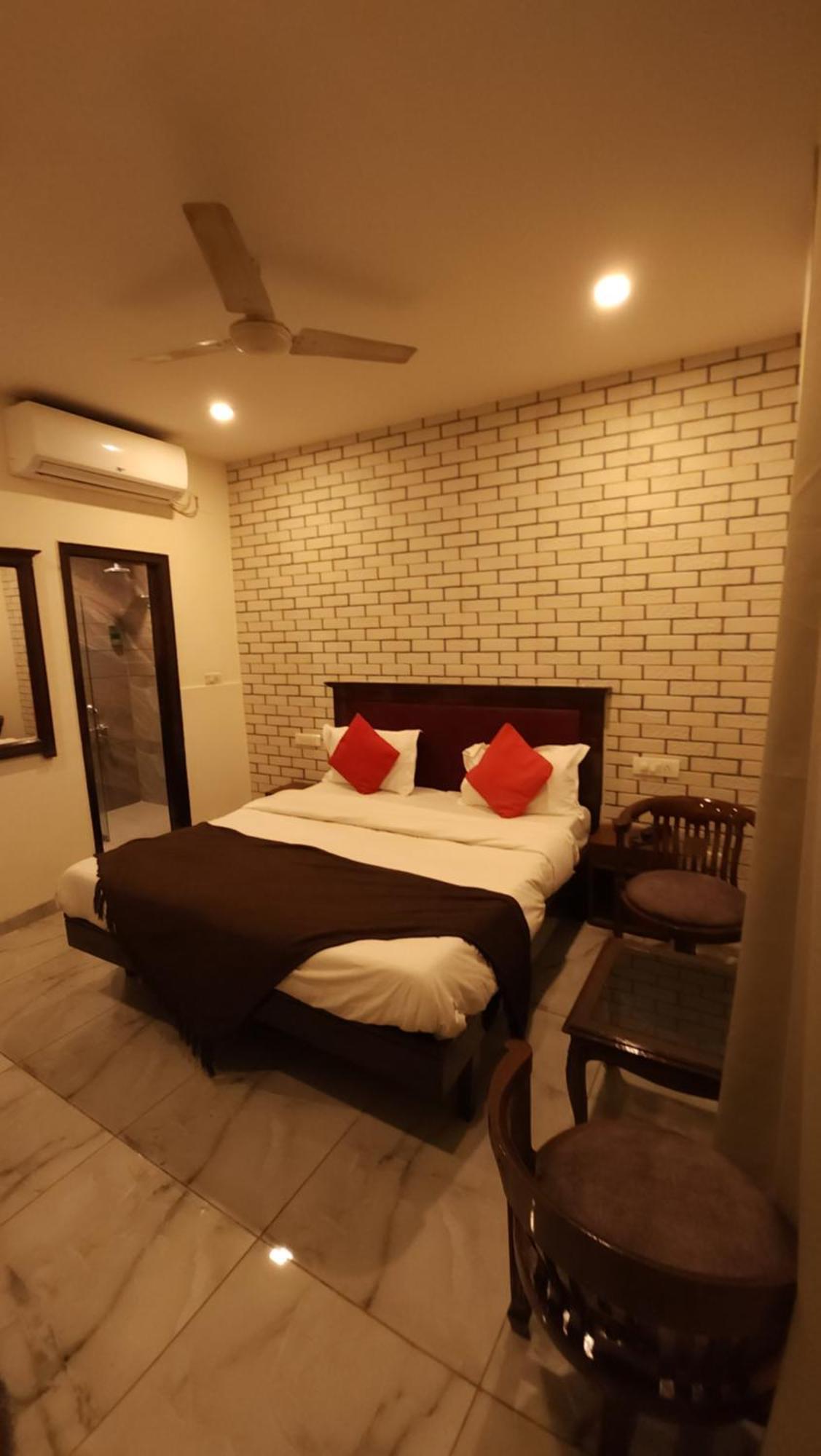 Hotel Vrs Inns จัณฑีครห์ ภายนอก รูปภาพ