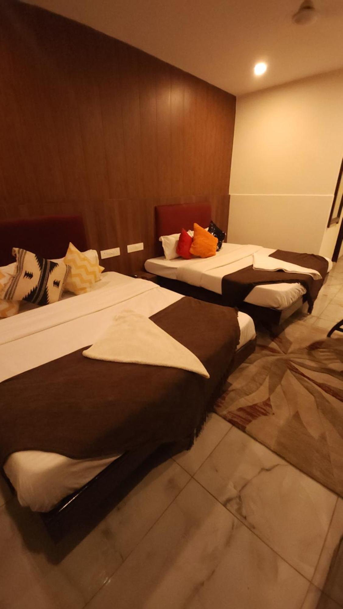 Hotel Vrs Inns จัณฑีครห์ ภายนอก รูปภาพ