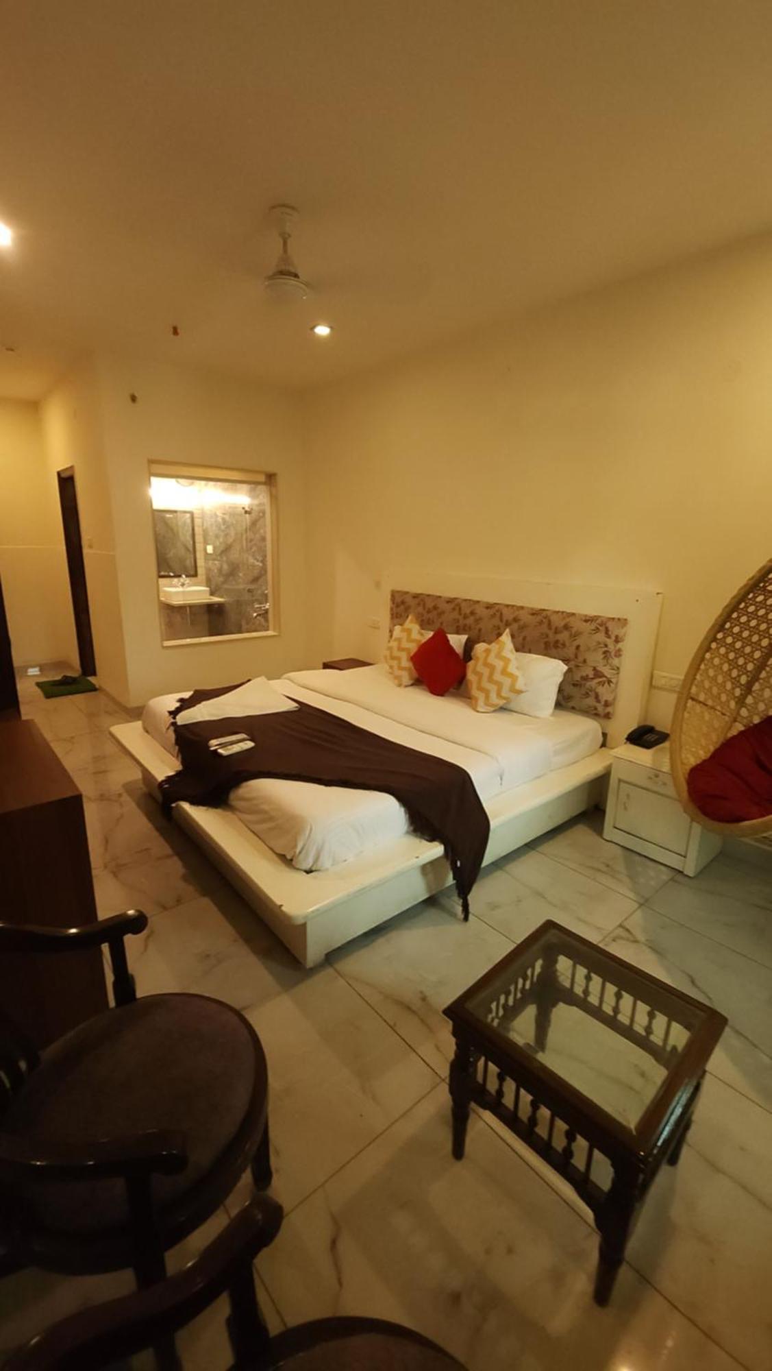 Hotel Vrs Inns จัณฑีครห์ ภายนอก รูปภาพ